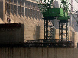 组图：三峡大坝下闸蓄水
