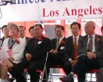 今年6月28日﹐洛杉磯華埠舉行大會慶祝美國國慶﹐羅文正(右二)坐在主席台上。(大紀元)