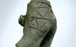 德國考古發現：七千年前陶制男性軀干雕像