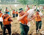 今年中国洪水肆虐期间,解放军士兵投入各地抗洪抢险(法新社)