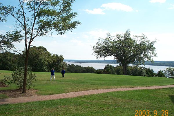 主樓後的風景。圖中為波托馬克河(Potomac River)(大紀元攝影) 主樓後的風景。圖中為波托馬克河(Potomac River)(大紀元攝影)
