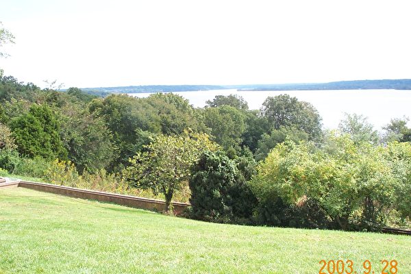 主樓後的風景。圖中為波托馬克河(Potomac River)(大紀元攝影) 主樓後的風景。圖中為波托馬克河(Potomac River)(大紀元攝影)