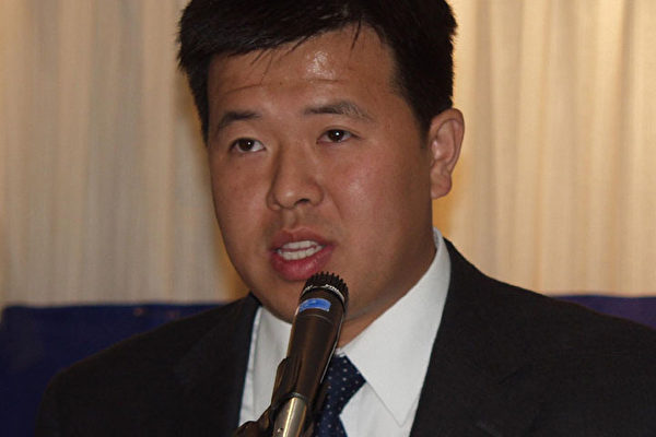 法轮功学员代表陈刚(大纪元摄影记者:朱迪、薛兵) 法轮功学员代表陈刚(大纪元摄影记者:朱迪、薛兵)