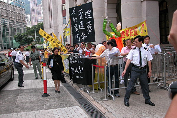 律政司司長梁愛詩經過請願人士時,沒有理會他們的喝倒采和吶喊,一直低著頭步入立法會大樓。(攝影:大紀元記者) 律政司司長梁愛詩經過請願人士時,沒有理會他們的喝倒采和吶喊,一直低著頭步入立法會大樓。(攝影:大紀元記者)