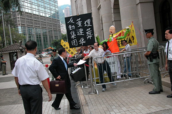 政務司司長曾蔭權(左二)接收請願人士的信件。(攝影:大紀元記者) 政務司司長曾蔭權(左二)接收請願人士的信件。(攝影:大紀元記者)