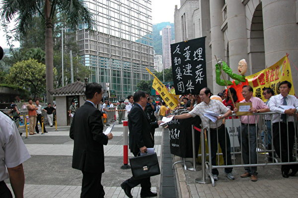 民主黨主席楊森(左二)、前主席李柱銘(左一)主動走向示威區,索取請願人士的信件。(攝影:大紀元記者)<br /><figcaption class=