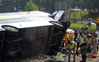 香港双层巴士发生事故翻车37人伤