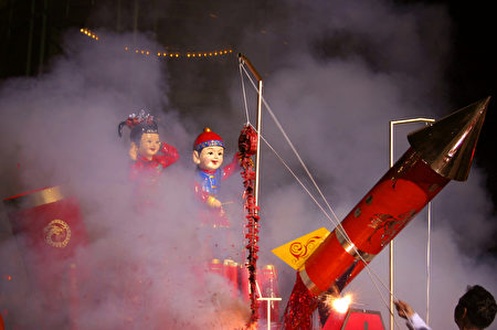 舊金山中國城元宵節大遊行:富貴童子喜戲鞭砲(大紀元)