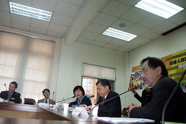递状后赴立法院召开记者会,立法委员林浊水、台大政治系教授明居正、台大法律系教授谢铭洋到场声援。(摄:大纪元摄影记者苏昭蓉) 递状后赴立法院召开记者会,立法委员林浊水、台大政治系教授明居正、台大法律系教授谢铭洋到场声援。(摄:大纪元摄影记者苏昭蓉)