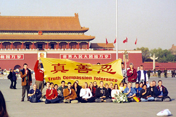 民眾目瞪口呆的看這群人與橫幅上三個大字:真、善、忍;隨即尖銳的警鈴呼嘯而至……二年後,澤農將經歷寫成文稿,並來到台灣參加《為你而來》新書發表會(圖片提供╱台灣法輪大法學會)。 民眾目瞪口呆的看這群人與橫幅上三個大字:真、善、忍;隨即尖銳的警鈴呼嘯而至……二年後,澤農將經歷寫成文稿,並來到台灣參加《為你而來》新書發表會(圖片提供╱台灣法輪大法學會)。
