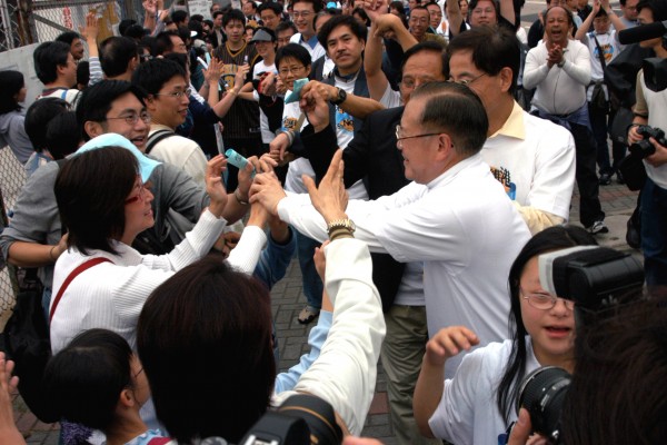 徐嘉慎、李柱铭、杨森等人炼龙头,领着市民由中环步行至湾仔金紫荆广场,组成环绕差不多半个维港的人炼,再折返为沿途手牵手的市民打气。(大纪元记者摄) 徐嘉慎、李柱铭、杨森等人炼龙头,领着市民由中环步行至湾仔金紫荆广场,组成环绕差不多半个维港的人炼,再折返为沿途手牵手的市民打气。(大纪元记者摄)