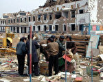 朝鲜列车爆炸, 损失惨重。图为当地居民在清理被爆炸波及的一小学。 (法新社图片)