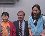 杨建利的儿子和女儿和声援营救的美国议员合影。(摄影：大纪元记者石伟)