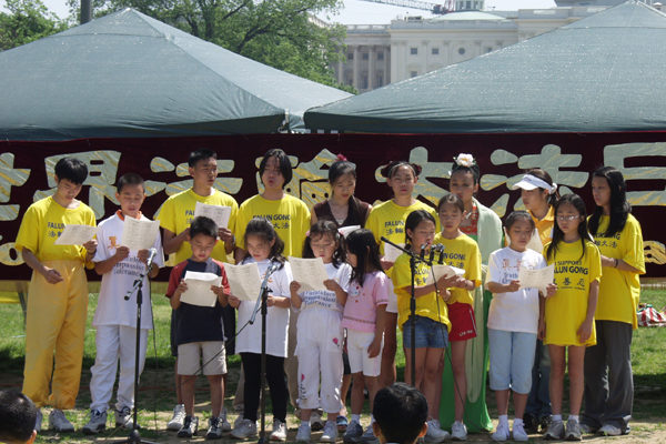 明慧學校小朋友演唱歌曲(大紀元記者趙亮攝影)<br /><figcaption class=