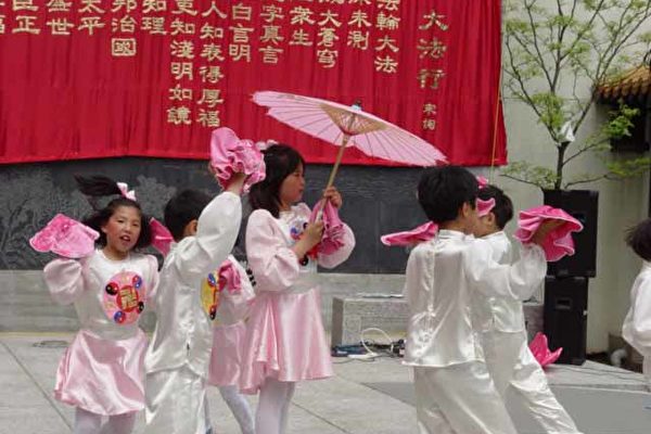 明慧學校的孩子們表演舞蹈《小梅花》(大紀元) 明慧學校的孩子們表演舞蹈《小梅花》(大紀元)