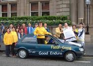 2004年讲真相汽车之旅　苏格兰议会议员主持启程活动