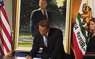史瓦辛格参加“纪念里根总统留言册”首签仪式