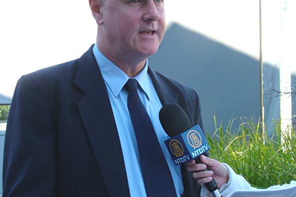 新闻发布会上法轮功发言人John Deller 介绍枪击案详情 新闻发布会上法轮功发言人John Deller 介绍枪击案详情