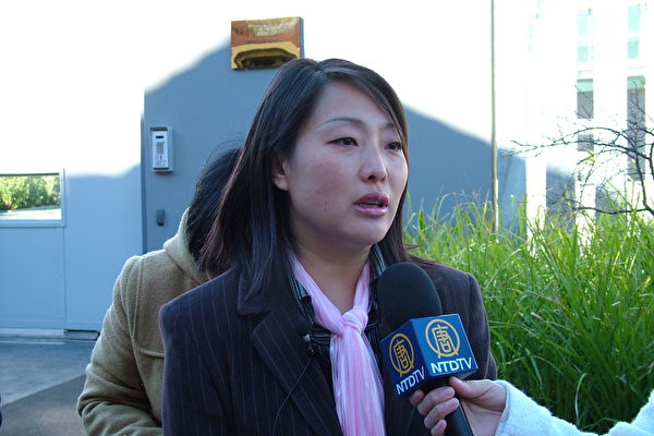 同David Liang一同前往南非的李先生,他的妻子李迎在新闻发布会上接受采访 同David Liang一同前往南非的李先生,他的妻子李迎在新闻发布会上接受采访
