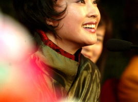 刘晓庆拍戏之余进军歌坛 首张唱片将于年底问世