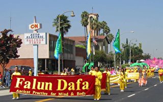 法轮功学员参加南加州玉米节游行活动