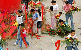 圖片報道：南京典禮結束  群眾哄搶鮮花