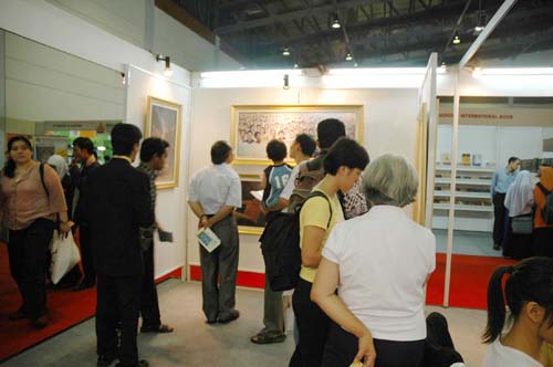 艺术展画中的内涵却深深的震撼了许多参观人士 艺术展画中的内涵却深深的震撼了许多参观人士