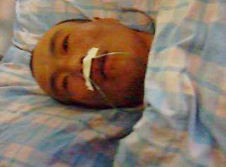 11月17日，吞下壁纸刀的程佩明已做过手术，但身体非常虚弱。