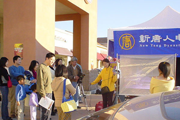 图:热心的观众(记者梁欣 摄) 图:热心的观众(记者梁欣 摄)