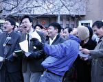 38家华人侨社﹑民主人权组织和西方社会群体1月8日在华盛顿中国驻美大使馆前合办了大华府“告别中共”大集会。与会群众齐声高歌“梦醒时分﹐告别中共﹗”并向全世界呼吁:告别中共﹐从今天开始;告别中共﹐从世界各地开始;告别中共﹐从我的内心开始。(大纪元新闻图片)