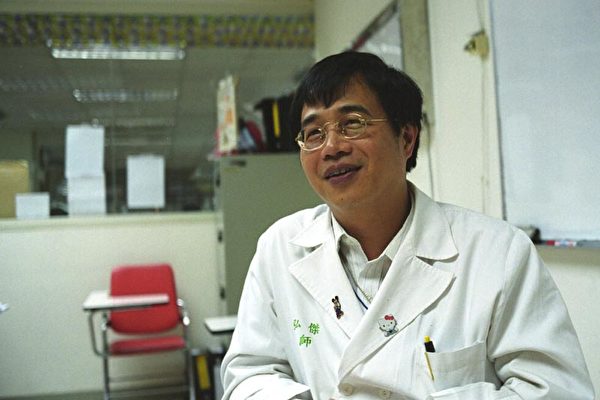 周弘傑醫師在接觸病人之後,確認自己是屬於病人的!(大紀元) 周弘傑醫師在接觸病人之後,確認自己是屬於病人的!(大紀元)