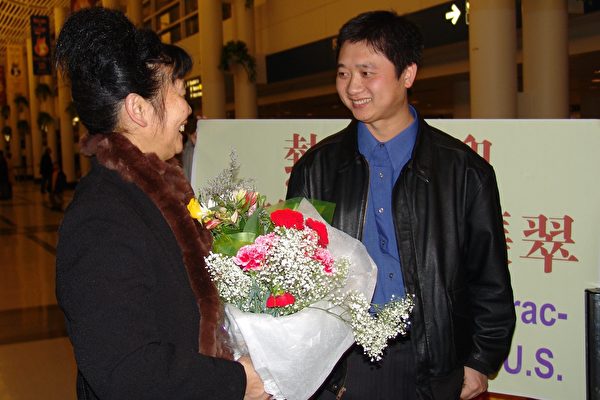 母子相见,分外开心 (大纪元) 母子相见,分外开心 (大纪元)