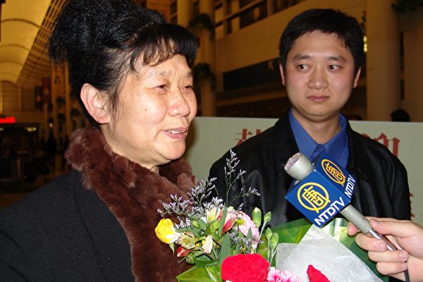 母子共同接受媒体采访 (大纪元) 母子共同接受媒体采访 (大纪元)