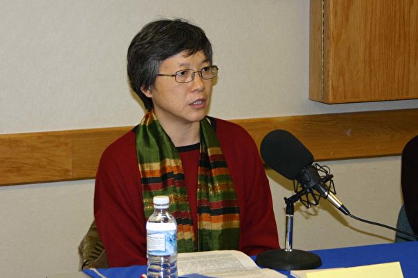 八九学运领袖、加州大学洛杉矶分校学者王超华女士在演讲“‘我是警察我怕谁’的背后”。(大纪元) 八九学运领袖、加州大学洛杉矶分校学者王超华女士在演讲“‘我是警察我怕谁’的背后”。(大纪元)
