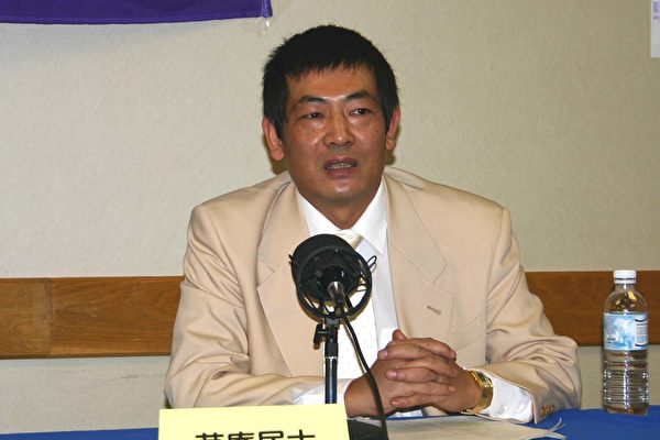 泛美银团副董事长、著名政治经济评论家草庵居士在演讲“中国股市交易黑幕揭密”。 泛美银团副董事长、著名政治经济评论家草庵居士在演讲“中国股市交易黑幕揭密”。