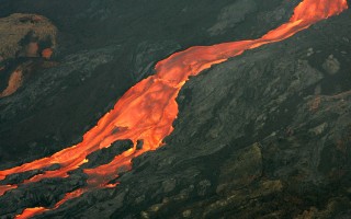 组图：留尼汪岛弗尔奈斯火山爆发