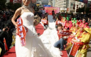 圖片：南京模特展示特長婚禮服