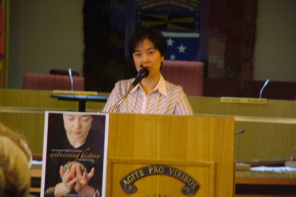 曾錚女士在新書發佈會上向與會者介紹了自己的心路歷程 曾錚女士在新書發佈會上向與會者介紹了自己的心路歷程