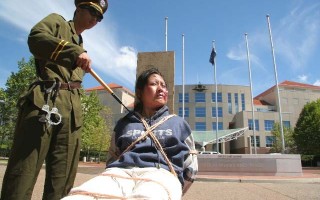 澳法轮功外交部前反酷刑展 吁关注人权