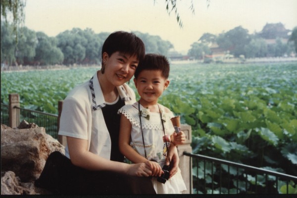 曾錚与她的女儿攝于北海公園。(大紀元資料室) 曾錚与她的女儿攝于北海公園。(大紀元資料室)