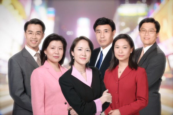 (新唐人电视台部分主持人合影 图片﹕新唐人提供) (新唐人电视台部分主持人合影 图片﹕新唐人提供)