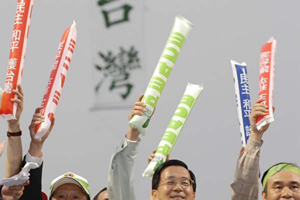 陳水扁總統與十大隊總領隊會師,接受民眾歡呼。(大紀元) 陳水扁總統與十大隊總領隊會師,接受民眾歡呼。(大紀元)