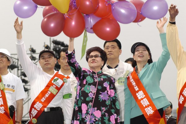 副總統呂秀蓮將和平的心願繫在氣球上,讓和平空飄到中國大陸。(大紀元) 副總統呂秀蓮將和平的心願繫在氣球上,讓和平空飄到中國大陸。(大紀元)