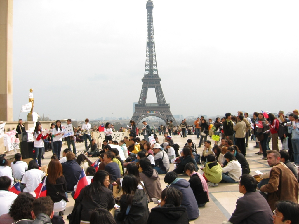 巴黎举行“民主 和平 反侵略”集会
