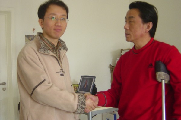 齐志勇拖着伤残之躯跑到通州胡佳住处,安慰受伤卧床的胡佳(大纪元) 齐志勇拖着伤残之躯跑到通州胡佳住处,安慰受伤卧床的胡佳(大纪元)