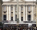2005年4月3日,梵蒂岡聖伯多祿教堂前舉行追思彌撒。(AFP