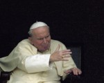 2005年3月6日,即使重病在身,教宗仍現身與信眾揮手致意。(圖片來源:AFP/Getty Images)