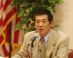 著名政治经济评论家草庵居士4月2日在旧金山国父纪念馆以“中国如何在经济政策上欺骗百姓”为题，做了精彩演讲。