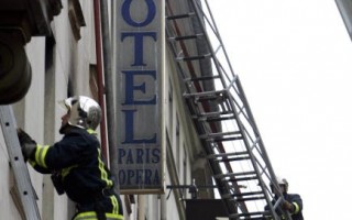 組圖：巴黎市區酒店火警 至少20人喪生