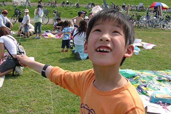 放风筝的快乐的新手孩子(大纪元) 放风筝的快乐的新手孩子(大纪元)